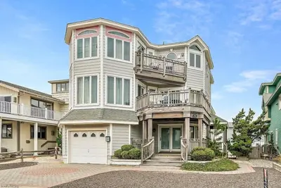 Image de Situé à quelques pas de la plage avec des vues spectaculaires surplombant l'océan et la crique ainsi que la côte