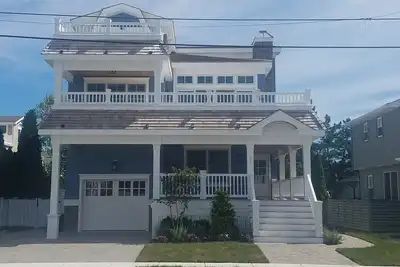 Image de Tout simplement magnifique nouvelle maison de plage avec vue sur l'océan et une piscine creusée chauffée.