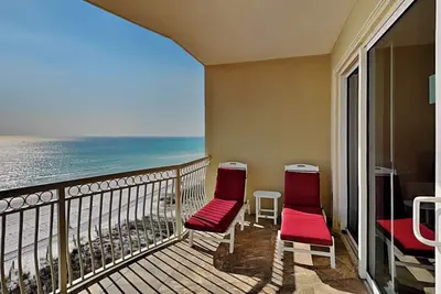 Image de Condo sur la plage avec un service gratuit de chaise de plage! Grand balcon privé. Mises à niveau tout au long