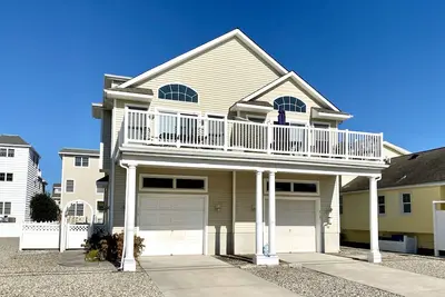 Image de Vues Sur La Baie! Profitez de l'intimité dans la cour arrière clôturée dans ce quartier calme.