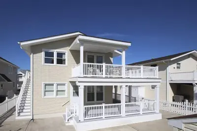 Image de Regardez le lever du soleil sur l'océan et le coucher du soleil depuis les ponts avant ou arrière et savourez du café ou des cocktails.