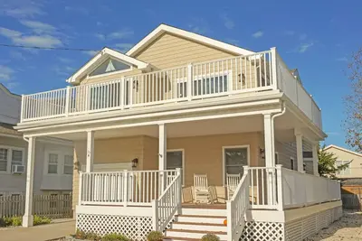 Image de À seulement un pâté de maisons de la plage et à un pâté de maisons des charmants magasins du centre-ville d'Avalon