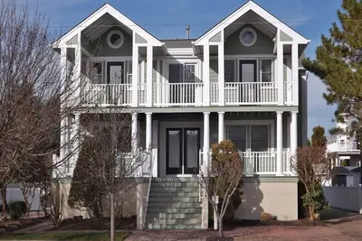 Image de Belle maison de 5 chambres à coucher et 5 salles de bain située juste au nord du quartier des affaires des Avalons