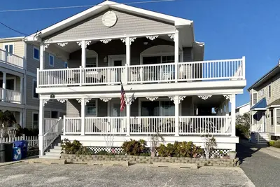 Image de 2eme De La Plage! ! Cette propriété offre une vue imprenable sur l'océan le long de la côte