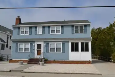 Image de 4 chambres, 4 salles de bain maison est située à Avalons sud populaire fin, à seulement un bloc et demi d'une plage exceptionnelle!