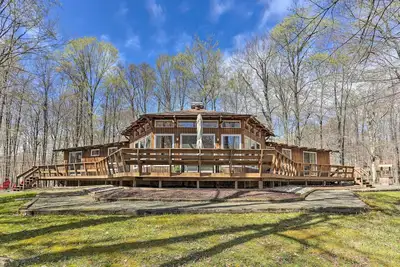 Image de Nouveau! Maison familiale avec terrasse, marchez jusqu'au lac Big Bass!