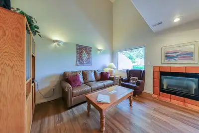 Image de Condo confortable avec vue sur la rive Moab et une piscine saisonnière partagée!