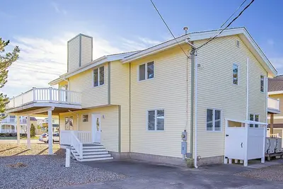 Image de Confortable maison de 4 chambres et 2 salles de bains, située à seulement 1 pâté de maisons de la plage.