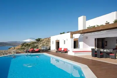 Image de belle villa sur l'exclusive péninsule d'Elounda, Crète