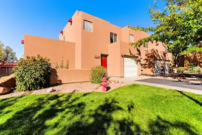Image de Belle maison avec bain à remous et piscine partagés - près du parc national des Arches!