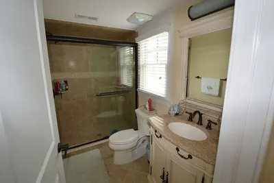 Image de Apportez Votre Chien! Luxe sur la rive avec piscine chauffée, animaux acceptés avec ascenseur