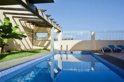 Image de Villa de rêve avec grand espace extérieur, piscine privée et barbecue.