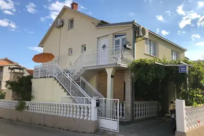 Image de Appartement de quatre chambres avec la terrasse et la vue sur le mer Rastici, Ciovo (A-17276-a)