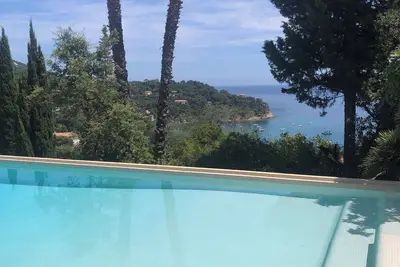 Image de La Villa Jaune golfe st Tropez swimming pool sea  view 5 suites classée 5 stars.