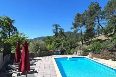 Image de gîte la Pigne de Pin 5 personnes avec piscine dans une ancienne magnanerie