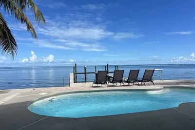 Image de Couchettes de soleil tropicales - Beau front de mer, piscine, spa