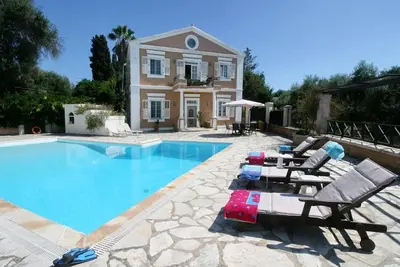 Image de Strawberry Rose Pool Villa de Gerald Durell