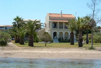 Image de Appartement en front de mer, accès à la plage privée, Wifi | Aghios Petros, Corfou