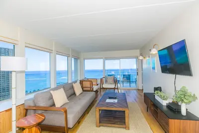 Image de Unité de deux chambres de l'hôtel Ilikai avec vue imprenable sur le port de plaisance d'Ala Wai et la plage d'Ala Moana