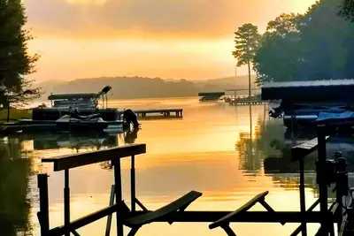 Image de Log Cabin romantique directement sur le lac avec un ascenseur Ă bateaux et une vue imprenable!