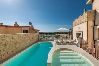 Image de Luxueuse maison de vacances avec piscine, terrasse, connexion internet et climatisation ; places de parking disponibles, petits animaux admis.