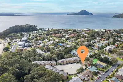 Image de 32 'Bay Parklands', 2 Gowrie Avenue - unité fantastique avec climatisation, piscine, court de tennis et spa