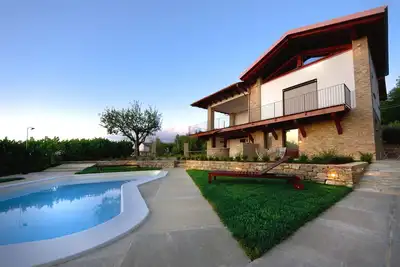 Image de Paire de studios dans les Langhe avec piscine, terrasse panoramique et espace vert