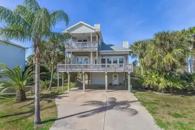 Image de Nouvelle liste! ! Grande maison en bord de plage à Pirates Beach avec à quelques pas de la plage.