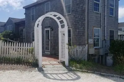 Image de Cottage moderne en bord de mer récemment rénové, à quelques pas de la plage la plus chaude. . . Prix bas!