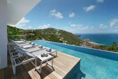 Image de Piscine à débordement chauffée et grand jacuzzi, Salle de presse, Système de divertissement, Wifi gratuit
