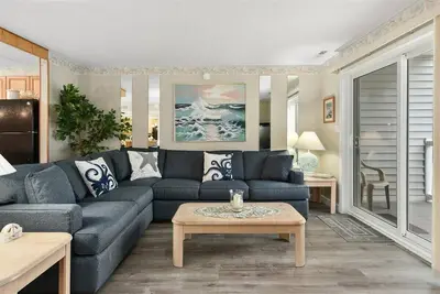 Image de Grand condo de 2 chambres à Tiffanie au bord de la mer avec piscine extérieure!