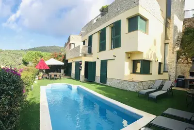 Villa de luxe moderne avec une vue imprenable sur la mer près de la plage,