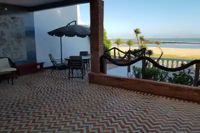Image de Jolie Villa Pieds Dans L'Eau Bien Meublee