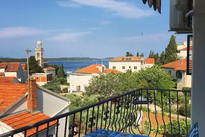 Apt confortable avec un balcon avec vue sur la mer, quartier calme, proche du centre de Hvar + parking