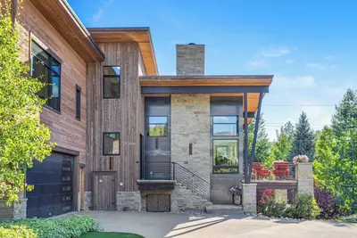 Image de * Nouvelle Maison De Luxe Contemporaine * Hot Tub, Bus, Bike Path, River & Donovan Park!