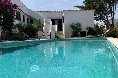 Image de Minorque, grande maison, calme, belle piscine et jardin méditerranéen.
