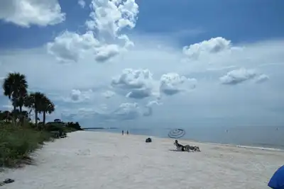 Image de Maison paisible à côté des meilleurs restaurants et Bonita Beach!