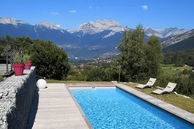 Image de Entre Lac & Montagne, Vue panoramique avec piscine.