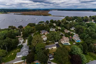Image de Commodité et confidentialité dans Exclusive North Cove! Proche des plages et du centre ville!
