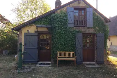 Image de Ce \"Cottage Puisayen\"situé à 2 h de Paris est une petite maison datant de 1880