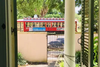 Image de Nouveau! Grand, charmant et élégant victorien français sur la ligne de tramway!
