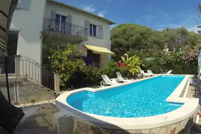Image de Très Bel Appartement dans Villa avec piscine - à 10 min de la plage