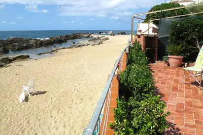 Image de Villa Panoramique Sur La Plage avec des roches naturelles et des piscines naturelles