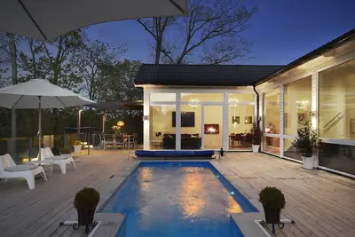 Villa de luxe avec piscine près de l'eau et à 5 min de la ville et 20 min de l'aéroport