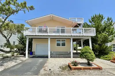 Image de Cette maison classique de 4 chambres, 2 salles de bain complètes est à seulement 1/2 pâté de maisons de la plage