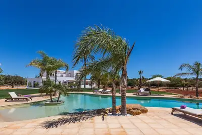 Image de Villa Violet à Ibiza, avec piscine, 6 chambres, peut accueillir jusqu'à 12 personnes.