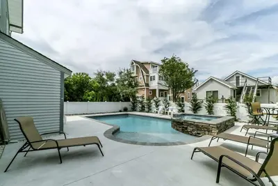 Image de Nouvelle Piscine CHAUFFÉE! ! , Beach Block home, avec vue sur l'océan et à quelques pas du restaurant,