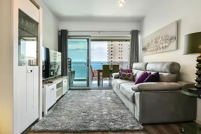 Nouvel appartement confortable et agréable. Première ligne. Belle vue mer et ville. Parking gratuit.