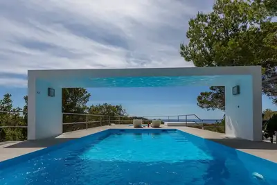 Image de Villa Tomsk Ă Ibiza, avec piscine, 5 chambres, peut accueillir jusqu'Ă 10 personnes.
