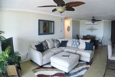 Image de Magnifique condo de luxe avec vue sur la mer et la marina, tout neuf